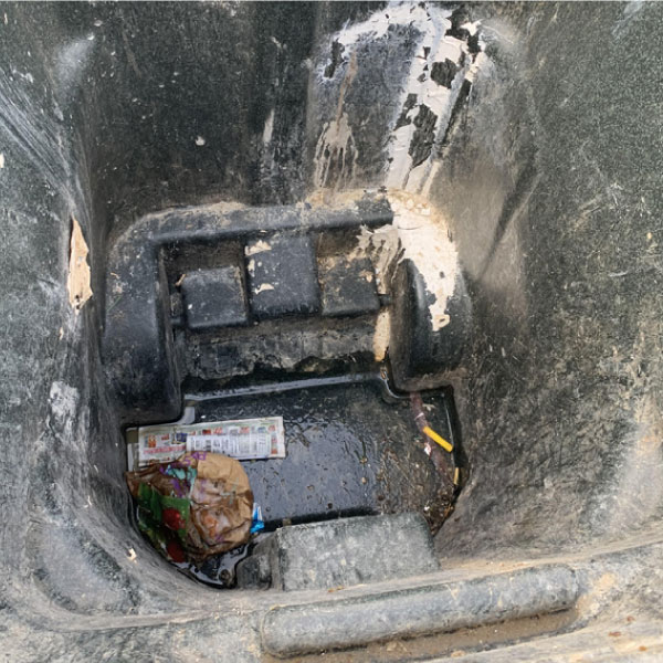 BinRefresh customer dirty trash bin with built up grime before getting cleaned.